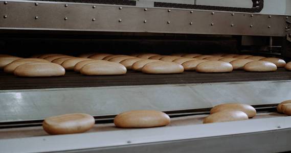 烘焙职业面包烘焙食品厂生产的面包用新鲜产品准备上架照片