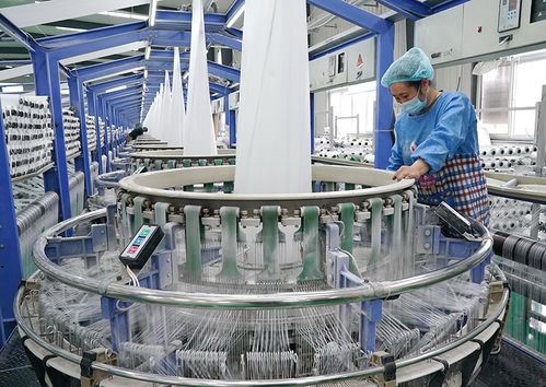 4月22日,工人在滦南县一家食品级包装产品企业的生产线上工作.